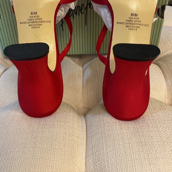 NIB Red Satin Sandals Sz 8 1/2 - Picture 5 of 9